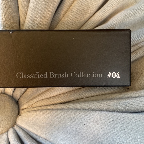 🎀 NEW in Box Classified Brush Collection Foundation Brush #04 - Picture 4 of 5